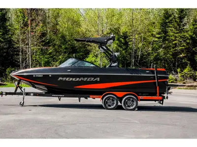 US-ISRME012G415 Le Moomba Mondo 2015 est un bateau de 23 pieds conçu pour offrir à la fois performan...