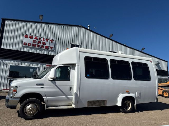2013 Ford Econoline Commercial Cutaway 12 PASS BUS w/ W/CHAIR LI in Cars & Trucks in Red Deer - Image 2