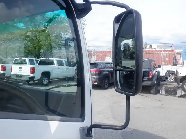 2015 isuzu NPR 12 Foot Flat Deck 3 Seater Diesel in Heavy Trucks in Richmond - Image 13