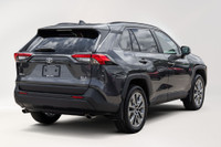 Nouvel Arrivage! La Toyota RAV4 XLE 2023 automatique est un VUS compact polyvalent, idéal pour les c... (image 3)