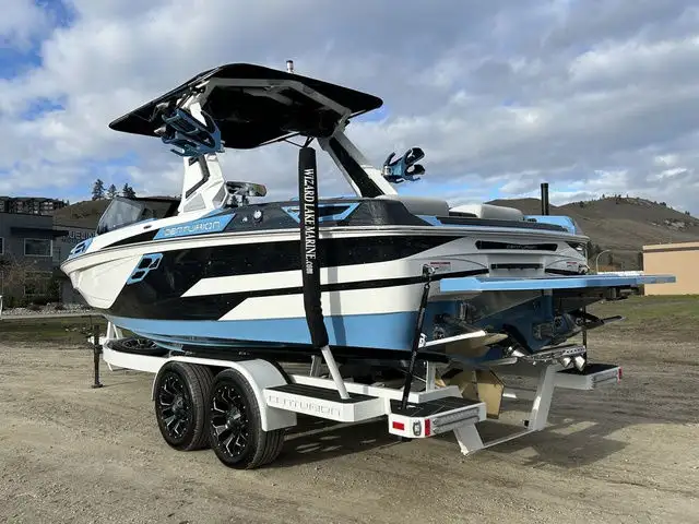 2025 Centurion Ri230 in Powerboats & Motorboats in Kelowna - Image 5