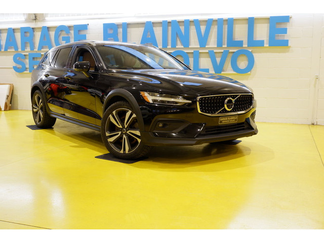  2020 Volvo V60 Cross Country -- RÉSERVÉ -- in Cars & Trucks in Laval / North Shore