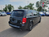 Recent Arrival! 3rd row seats: split-bench, 6.5 Touchscreen, Block heater, Fully automatic headlight... (image 2)