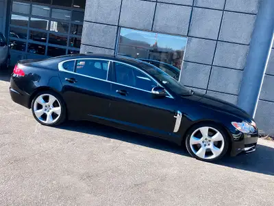 Engine: 8 Cylinder Engine 4.2L/256CI L/100Km City: 14.5 L/100Km Hwy: 8.7