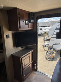 This 2011 travel trailer is waiting to be loved by it's new owners! The rear bathroom in this unit i... (image 6)