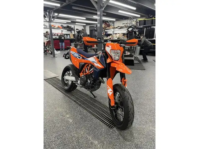 2024 KTM 690 SMC R in Sport Touring in Granby - Image 9