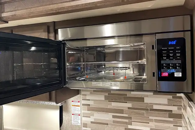 2022 Thor Miramar 35.2 – Pre-Owned Class A Motorhome.  in RVs & Motorhomes in Red Deer - Image 30