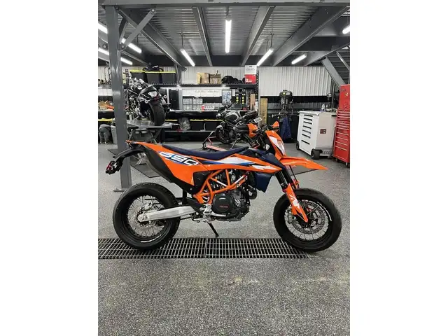 2024 KTM 690 SMC R in Sport Touring in Granby - Image 2