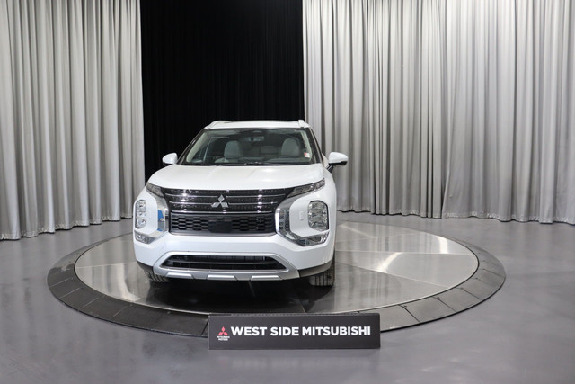 2025 Mitsubishi Outlander PHEV SEL GREY LEATHER INTERIOR in Cars & Trucks in Edmonton - Image 2