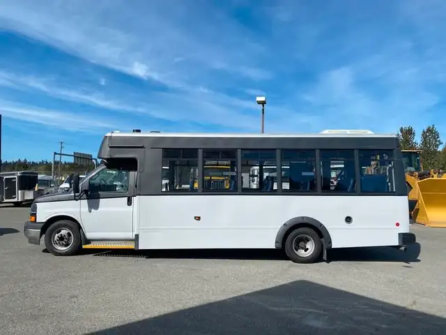 2017 chevrolet Express G4500 21 Passenger Bus With Wheelchair Ac in Heavy Trucks in Richmond - Image 3