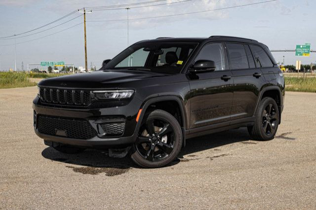2024 Jeep Grand Cherokee ALTITUDE 4X4 LEATEHR SUNROOF LOW KMS in Cars & Trucks in Strathcona County