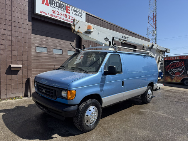 2006 Ford E-350 Bucket Van 29 FT VersaLift in Cars & Trucks in Calgary - Image 2