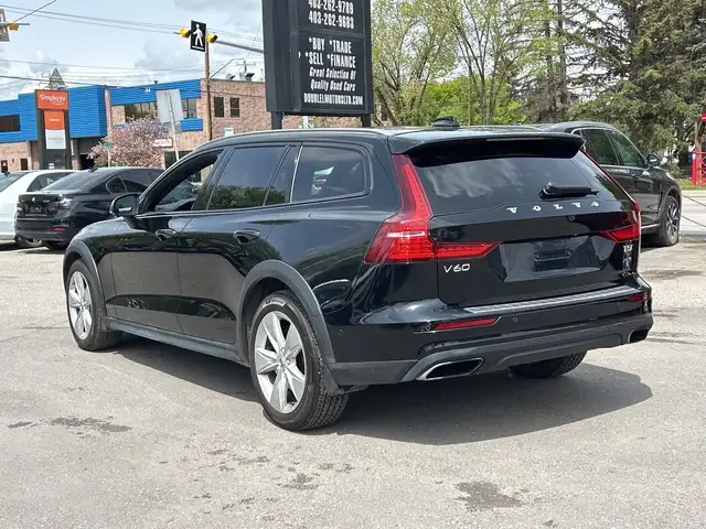 2019 Volvo V60 Cross Country Momentum in Cars & Trucks in Calgary - Image 5