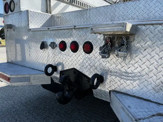2004 Freightliner M2 106 CAT C7 Service Truck with Pumps in Heavy Trucks in Delta/Surrey/Langley - Image 32
