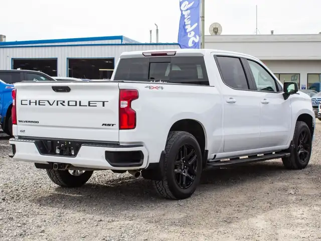 2022 Chevrolet Silverado 1500 Crew Cab Short Box 4-Wheel Drive R in Cars & Trucks in Edmonton - Image 5