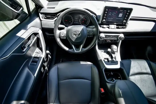 2022 Toyota RAV4 XLE • SUNROOF • HEATED SEATS • POWER LIFTGATE dans Autos et camions dans Cornwall - Image 15