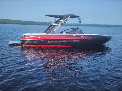 TRÈS PROPRE ET BIEN ENTRETENUTOUR DE WAKE AVEC BOARDRACKSTABLESPEAKERS DE TOURREMORQUE MALIBUPOWER W...
