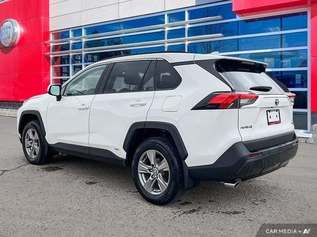 2022 Toyota RAV4 Hybrid XLE | Moonroof | Apple Carplay | in Cars & Trucks in Guelph - Image 4