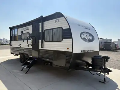 Travel Trailer! Specifications and Features: Exterior Length (ft): 25'4 Exterior Width (ft): 8'0 Ext...