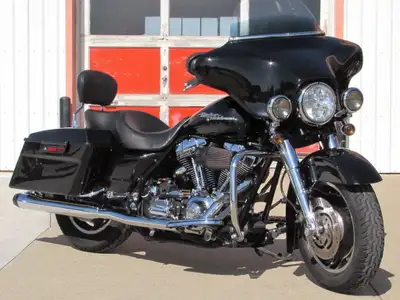 This Sharp 2006 Street Glide Sounds Great, Looks Great and is Ready to Ride! With over $8,000 in Opt...