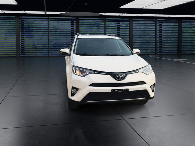 2017 Toyota RAV4 XLE l Sunroof l Navigation l 17 Inch Alloy Whee in Cars & Trucks in Calgary - Image 3
