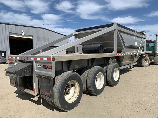 2018 Loadline 38’ Triaxle Clam Dump in Heavy Equipment in St. Albert - Image 3