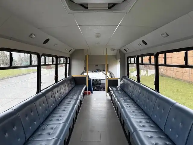 2011 ford F-550 31 Passenger Bus Powerstroke Diesel in Heavy Trucks in Richmond - Image 19