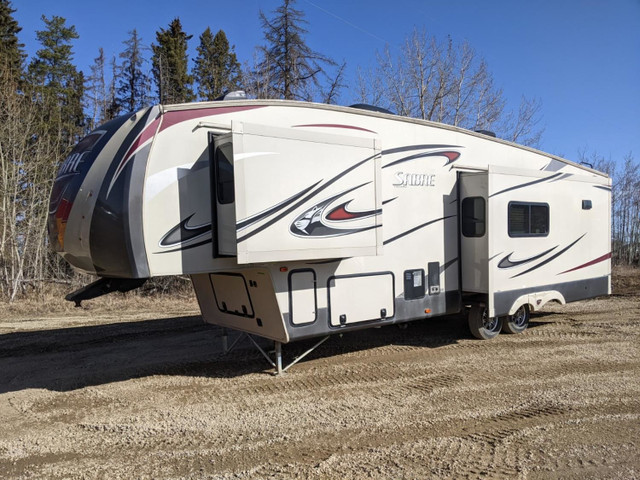 2014 Forest River 37 Ft T/A 5th Wheel Travel Trailer Saber in Travel Trailers & Campers in Edmonton