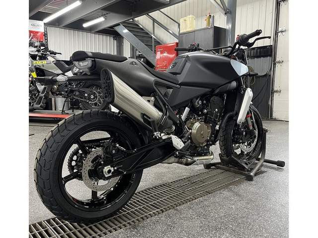 2025 Husqvarna SVARTPILEN 801 dans Motos sport  à Granby - Image 2
