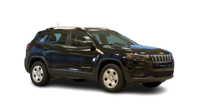2019 Jeep Cherokee Sport Heated Seats, Heated Steering, Back up  in Cars & Trucks in Regina - Image 2