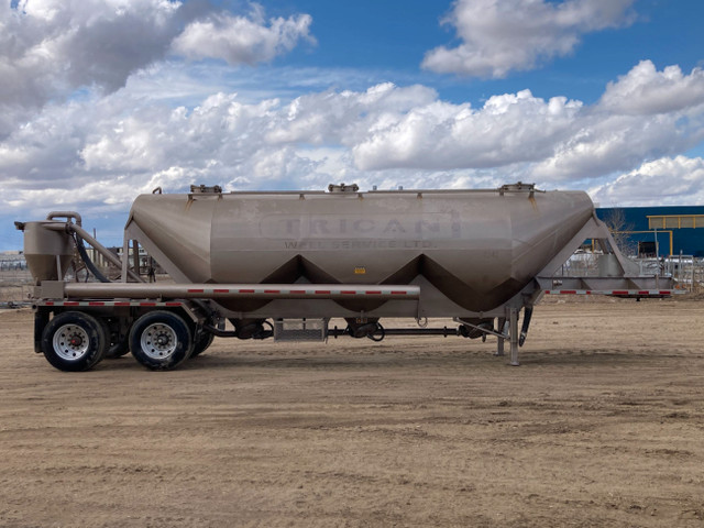 1985 FRUEHAUF 1,000 CUBIC FT DRY BULK / PNEUMATIC TANKER TRAILER in Heavy Equipment in Laval / North Shore - Image 3