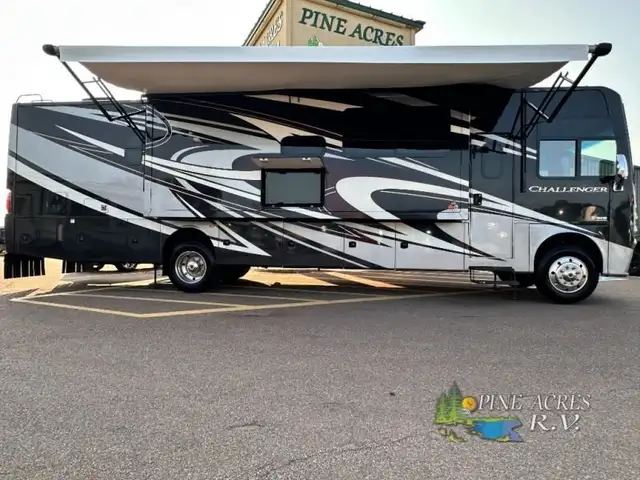 2020 Thor Motor Coach Challenger 37YT Washer & Dryer 12 k Miles in RVs & Motorhomes in Moncton - Image 4