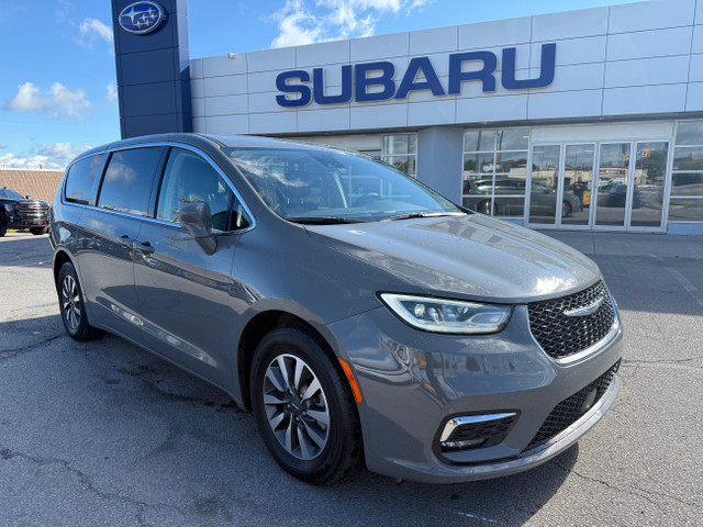2022 Chrysler Pacifica Hybrid Touring-L Touring L, Hybrid in Cars & Trucks in Markham / York Region