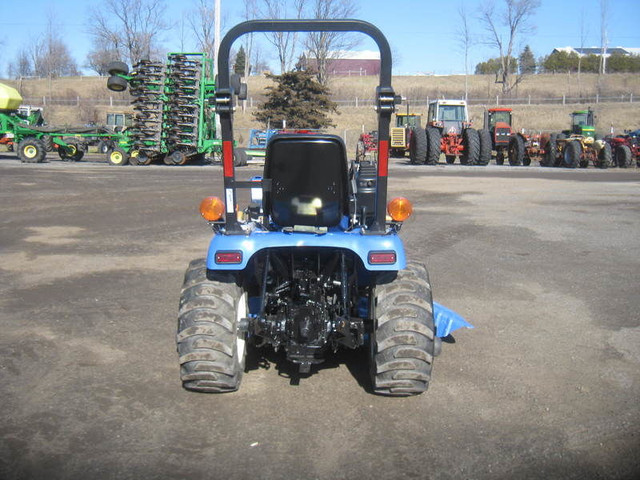 New Holland T1030 Tractor in Farming Equipment in Hamilton - Image 4