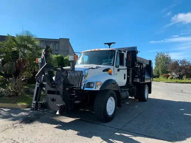 2007 international 7300 Dump Truck With Plow and Spreader Diesel in Heavy Trucks in Richmond - Image 5