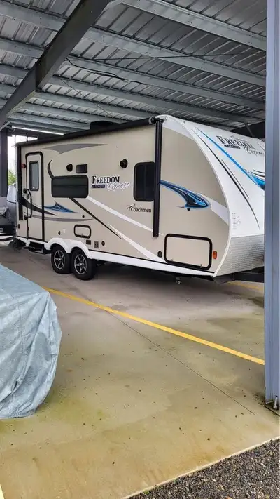 APPLY NOW: https://www.ridecollective.ca/get-pre-approved The 2018 Coachmen Freedom Express Ultra Li...