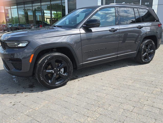 2024 Jeep Grand Cherokee Altitude in Cars & Trucks in Gatineau
