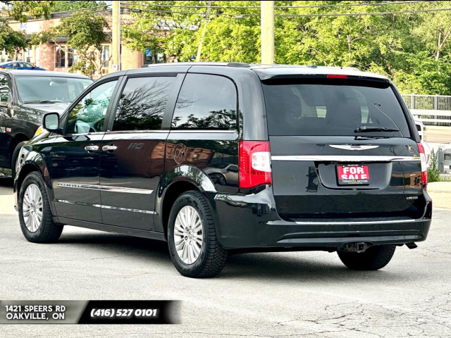 2014 Chrysler Town & Country Limited in Cars & Trucks in Oakville / Halton Region - Image 4