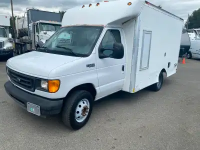 2004 Ford Econoline E-350 Super Duty 12 Foot Cube Van Mobile office, 5.4L, 8 cylinder, automatic, RW...