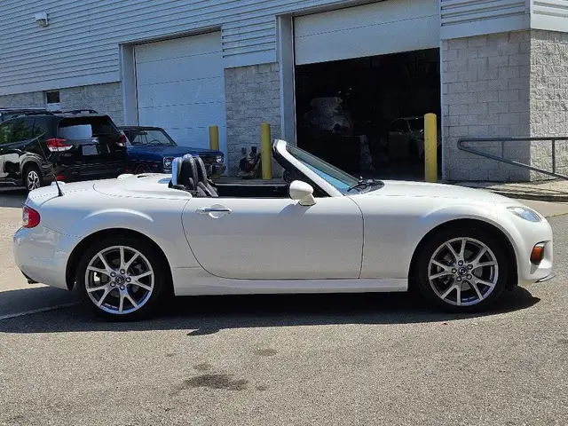 2013 Mazda MX-5 GT-HARD TOP CONVERTIBLE-6 SPEED dans Autos et camions dans Ville de Toronto - Image 12