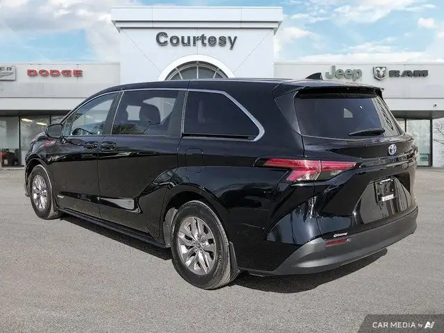 2021 Toyota Sienna LE | Third Row Seating | Apple/Android in Cars & Trucks in Calgary - Image 5