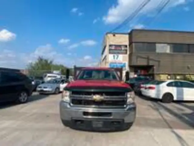 2011 Chevrolet SILVERADO 3500HD Regular Cab Dually Flat Bed in Cars & Trucks in City of Toronto - Image 3