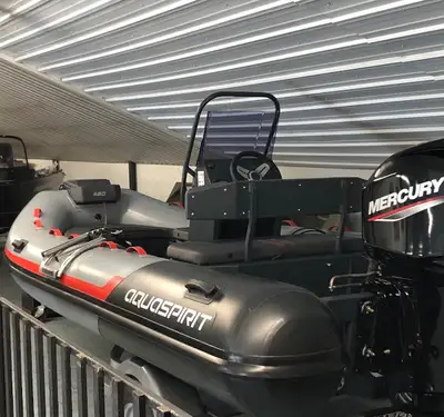 Bateau pneumatique Aquaspirit (équivalent Zodiac) 450 C de 14.5 pieds hors tout avec un moteur Mercu...