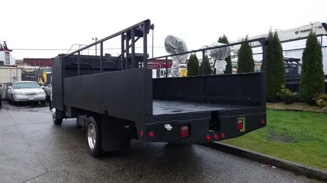 2009 international CF 600 City Star Side Dump Truck 3 Seater Die in Heavy Trucks in Richmond - Image 9