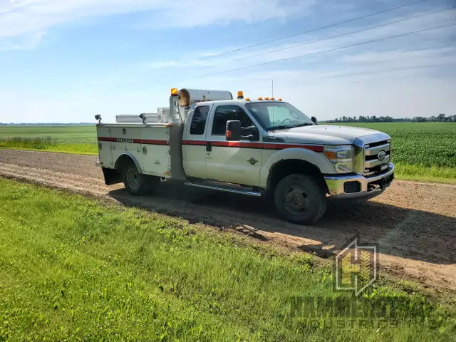FORD F-350 Super Duty 4x4 XLT Mechanic Service Truck in Cars & Trucks in Edmonton - Image 4