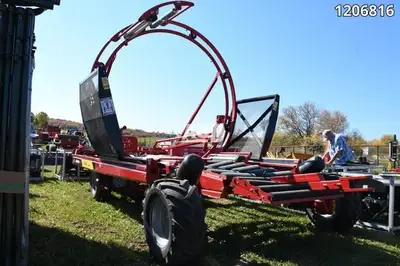 ONE OWNER! LIKE NEW! COMES w/ HONDA GX390 GAS ENGINE, SELF PROPELLED, FOR ROUND BALES, 29X12.50-15 T...