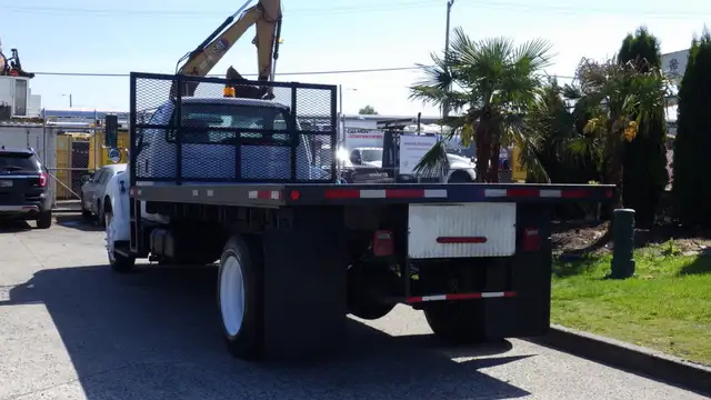 2006 Ford F650 16 Foot Flat Deck in Cars & Trucks in Delta/Surrey/Langley - Image 9