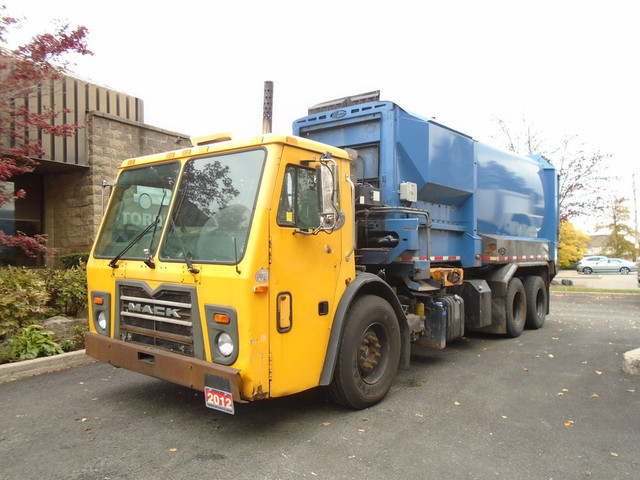  2012 Mack LEU613 Only 95315km,27yd Labrie Hopper,Side Loader. in Heavy Trucks in City of Montréal
