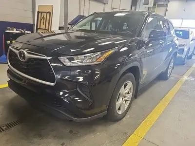 Look at this certified 2022 Toyota Highlander LE AWD | Heated Seats | Power Seat | CarPlay + Android...