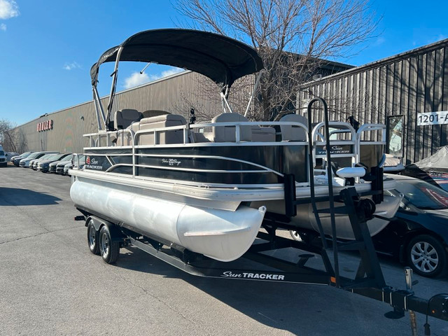 2019 Sun Tracker FISHIN' BARGE 20 DLX PONTOON BOAT 90HP With Tra in Powerboats & Motorboats in Winnipeg - Image 4
